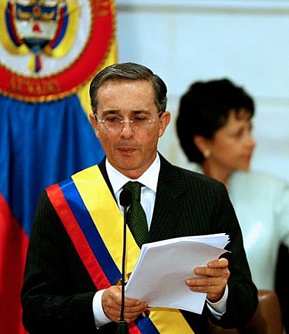 Alvaro Uribe Velez asume la presidencia