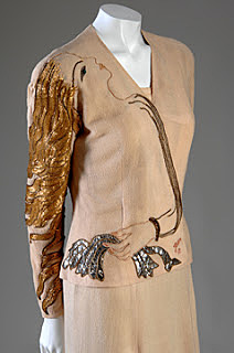 Elsa Schiaparelli , veste en lin brodée, motif dessiné par Jean Cocteauu 1937.