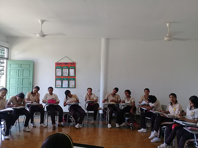 ¿Cuál es la situación laboral de los maestros en la región?