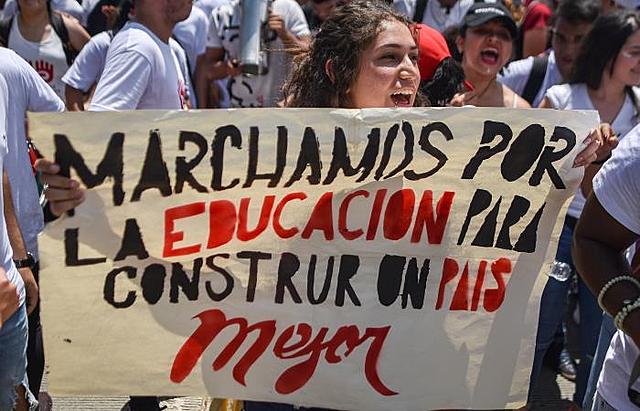 ¿Cuál es la situación de los maestros a nivel universitario en Colombia?