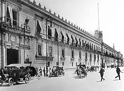 Regresa a México, Dirige la Biblioteca Nacional.