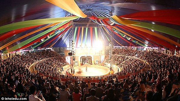 FOR THE FIRST TIME HE ONTEREDA CIRCUS WAS GREAT