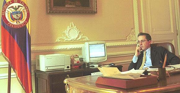 Alvaro Uribe asume la presidencia.