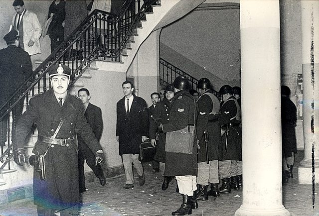 Intervienen las universidades, "Noche de los Bastones Negros"