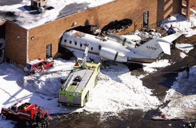 US jet bound for Santo Domingo crashes in New York killing all 255 people on board. Three days of national mourning declared.