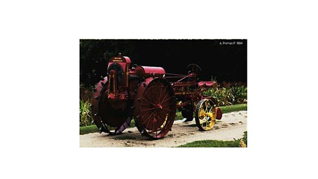 Arado - tractor con motor de gasolina.