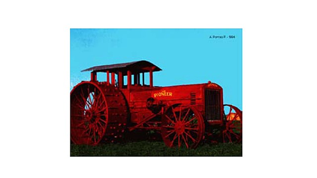Tractor Pioneer con tetones en las ruedas motrices.