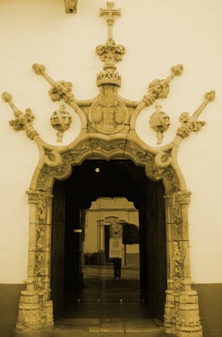 El gobernador Julio O'Neill y su guarnición abandonan Olivenza.