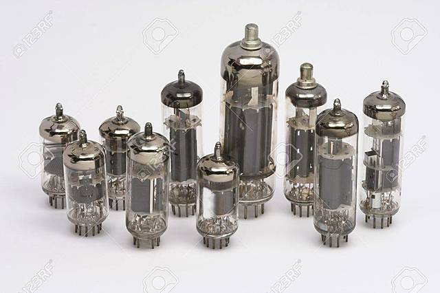 Esta utilizaba la tecnología de válvulas electrónicas o tubos de vacío.