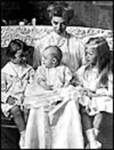 From March 17 1905-September 23 1910 Eleanor gives birth to her three kids.