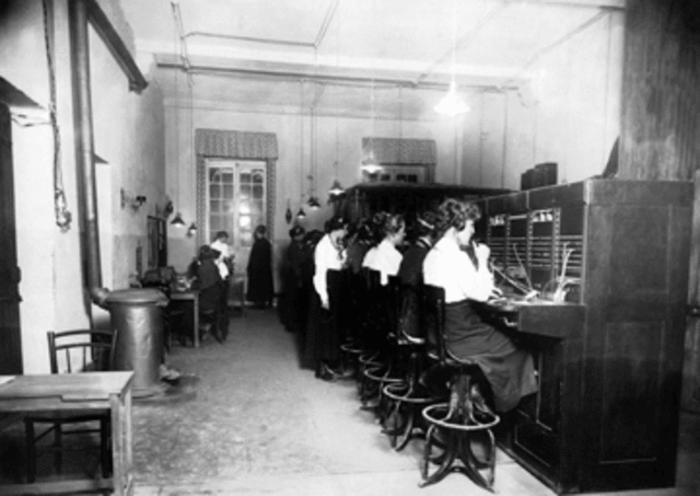 World War I (1917-1918):  Women volunteer with civilian organizations