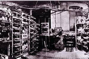 La primera computadora electrónica con programa de almacenamiento