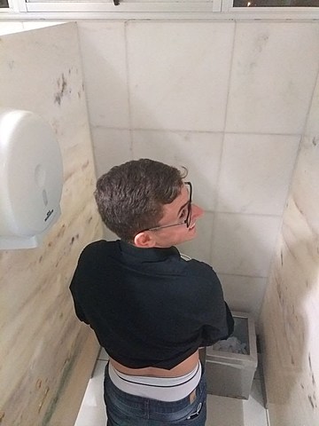 Hola Floripa! Mírame meando en el baño del congreso.