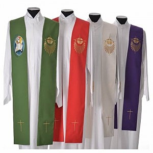 La Iglesia instituye las vestiduras sacerdotales.