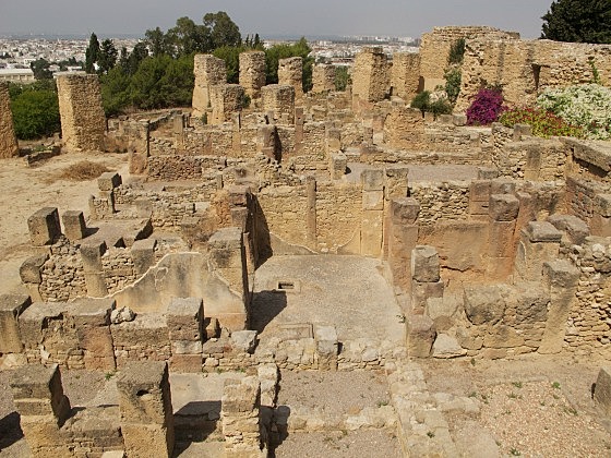 El general Belisario se apodera de Cartago y destruye el reino vándalo.