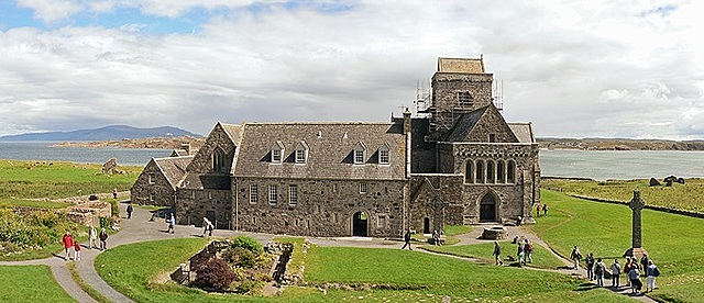Columba y sus compañeros se establecen en la isla Iona.