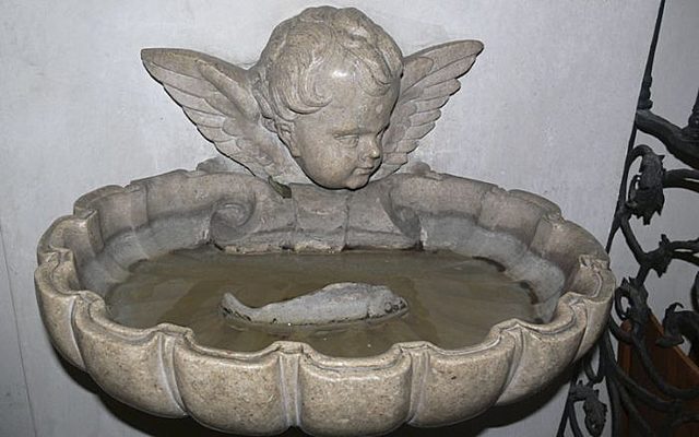 Se instituye el concepto del agua bendita.