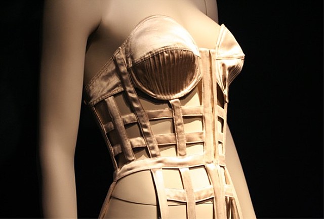 Soutien-gorge conique