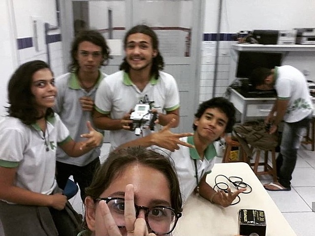 Construí un robot con mis amigos