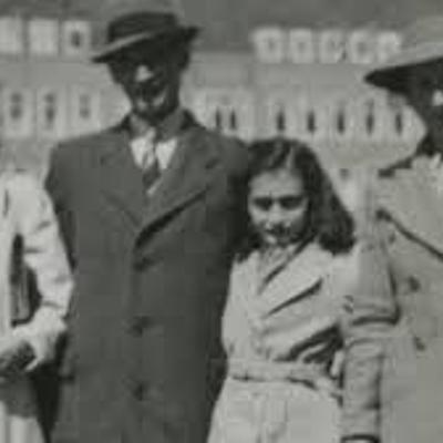 Timeline: Ana en busca de la felicidad. Yeison Cifuentes, Viviana Gómez y Jhoan Ordóñez