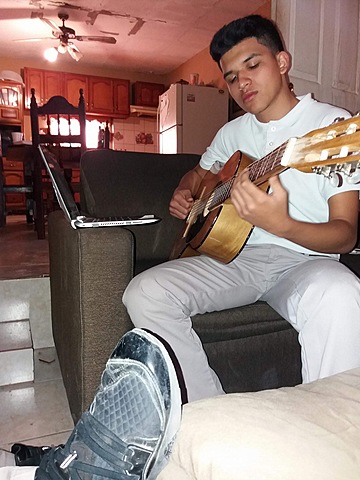 Aprendiendo a tocar la guitarra