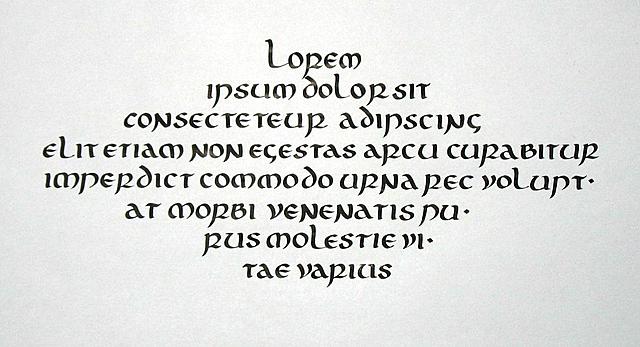 Aparece la escritura semiuncial
