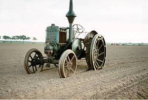Tractor con motor de gasolina.