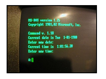 QDOS: Presionados por el poco tiempo disponible, compraron QDOS (Quick and Dirty Operating System) a Tim Paterson, un programador de Seattle por 50.000 dólares.