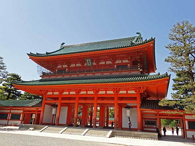 The Japanese royal court moves to Heian