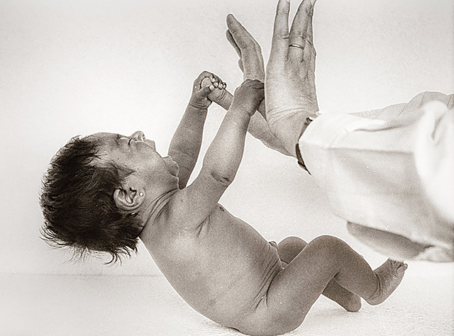 Reflejo de prensión palmar (0 a 4 meses de edad)