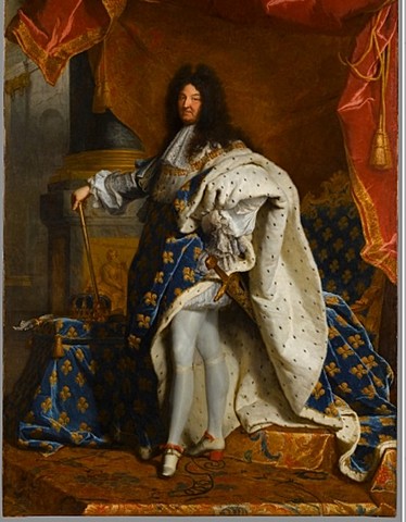 Retrato de Luis XIV de Francia. (1701). En el retrato se puede observar como por su vestimenta trata de diferenciar la posición entre el rey y las personas corrientes.  Así demuestra la diferencia de las clases sociales y que él está por encima de todas.