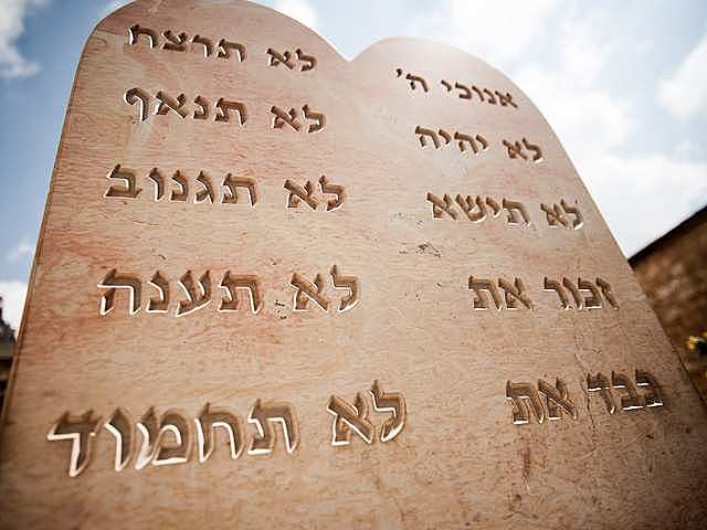 Los diez mandamientos. 1250 aC.