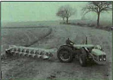 En 1963 los hermanos Douglas y Maurice Steiger construyen en el mismo año un tractor articulado con motor Detroit de 238 CV para cubrir las necesidades de su granja de Minnesot