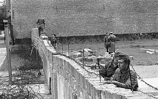 La RDA inicia la construcción del Muro de Berlín