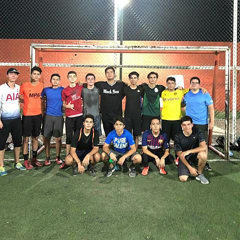 Mis amigos y yo formamos un equipo de futbol