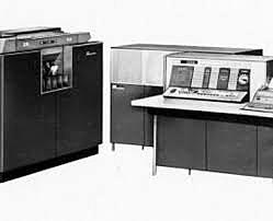 IBM lanzó el mainframe IBM 1620 basada en transistores.