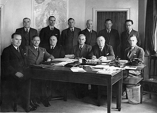 Konge og regjering flykter landet