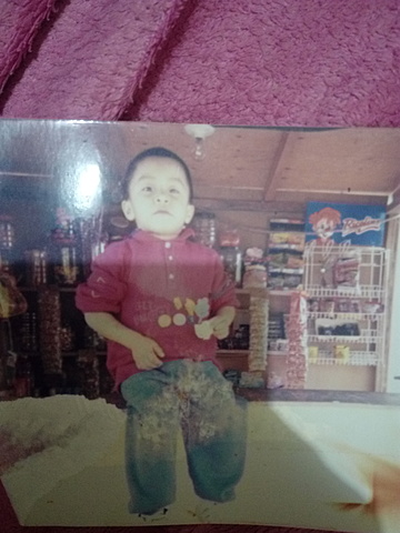 Después fui creciendo y a la edad de 1 año empeze a caminar y en dos o tres años mas empezaría hablar