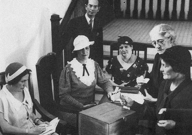 LAS MUJERES OCUPANDO CARGOS POLÍTICOS Y PÚBLICOS.