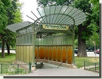 LES EDICULES DU METRO PARISIEN