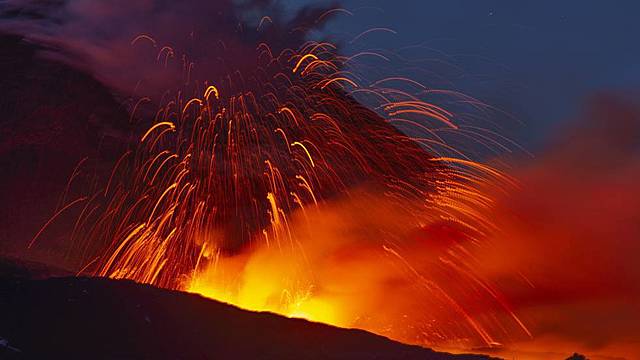 L'Etna entra en erupció (Climàtic)