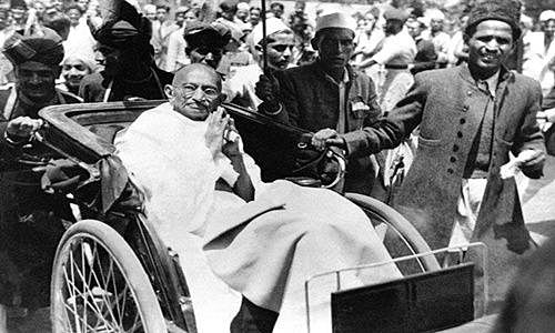 Mahatma Gandhi (1869-1948) lidera protestas pacíficas en la India