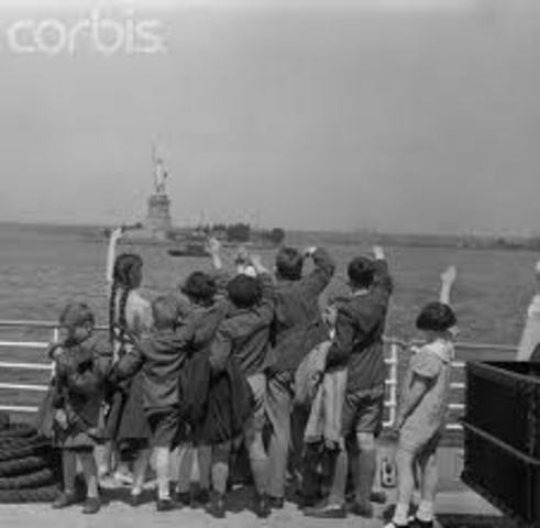 Americans free 33,000 inmates from concentration camps