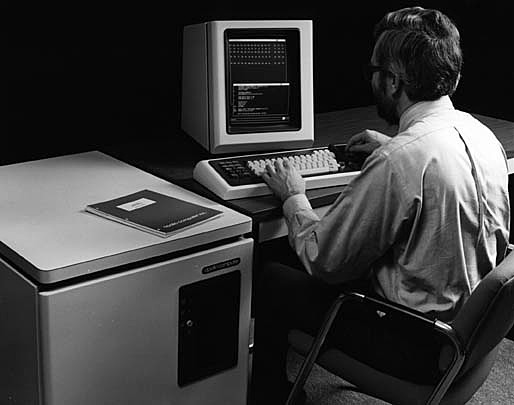 ARPANET se separa de la red militar y nace internet