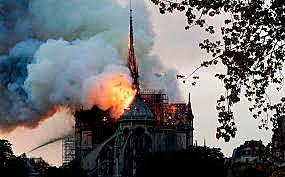Es crema la catedral de Notredame (cultural)