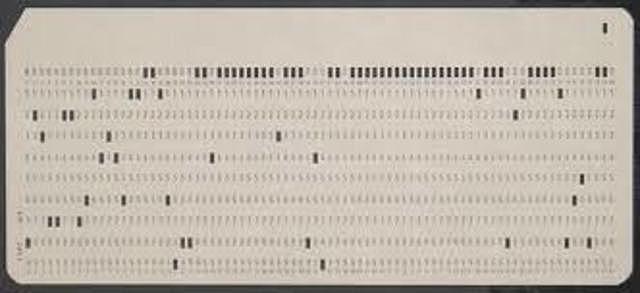 Los datos se introducen en el ordenador utilizando tarjetas perforadas 1ºG