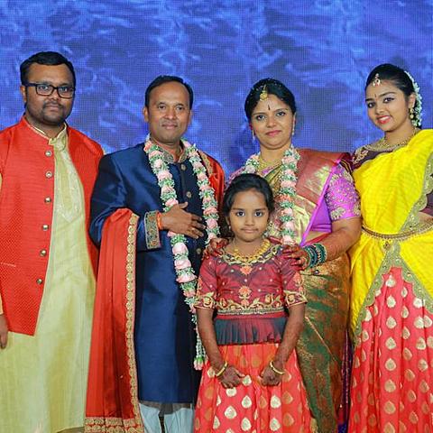 Celebramos el cincuenta y cinco aniversario de bodas de mis padres.