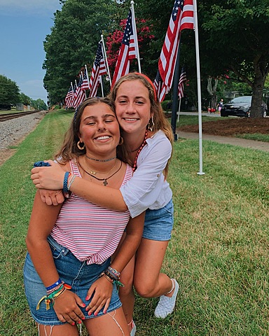 mi mejor amiga se mudó a spain. ella visitó en julio para celebrar el cuatro de julio con mi.