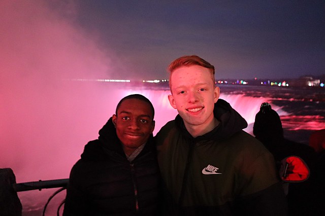 Mi amigo mejor, Luke, se mudó a Canada. Yo estuve triste por un rato.