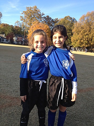 Mi prima y yo tuvimos nuestro primer partido de fútbol.